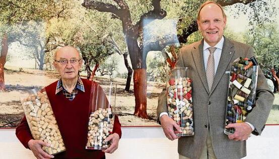 Der 88-j&auml;hrige Rudolf Czerner (li.) war Prokurist unter Firmengr&uuml;nder Heinrich G&uuml;ltig. R&uuml;diger Bleckmanns Familie kaufte die Firma vor 50 Jahren.Foto: Guido Sawatzki