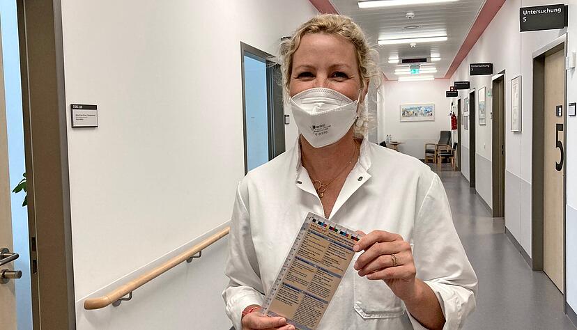 Julia Seipel hält die Checkliste in der Hand, die den Umgang mit Vergewaltigungsopfern und das Vorgehen bei der Spurensicherung vorgibt. Julia Seipel hält die Checkliste in der Hand, die den Umgang mit Vergewaltigungsopfern und das Vorgehen bei der Spurensicherung vorgibt.