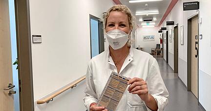 Julia Seipel hält die Checkliste in der Hand, die den Umgang mit Vergewaltigungsopfern und das Vorgehen bei der Spurensicherung vorgibt.