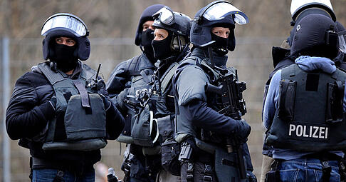 In mehreren Landkreisen, unter anderem in Baden-Württemberg, ist derzeit das SEK im Einsatz. Polizei und Staatsanwaltschaft halten sich zu den Hintergründen bedeckt.
