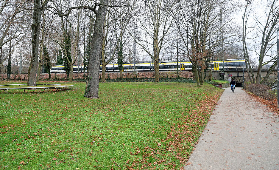 Rund um die drei Sporteinrichtungen befindet sich ein parkartiges Gelände mit Fußwegen.
