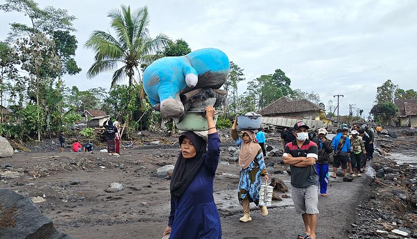 Mehr als 1.100 Menschen sind auf der Flucht. Mehr als 1.100 Menschen sind auf der Flucht.
