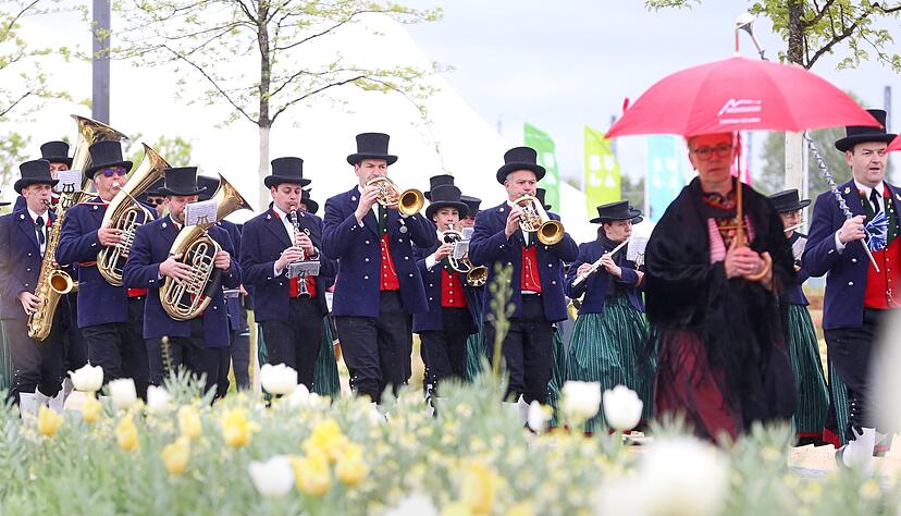 Die Blumen freuen sich deutlich mehr &uuml;ber den Regen als die Bl&auml;ser der B&uuml;rgermusik aus dem Montafon und die Trachtentr&auml;gerin mit Schirm. Ihre gute Buga-Laune haben sich die &Ouml;sterreicher aber nicht verderben lassen.
Fotos: Ralf Seidel