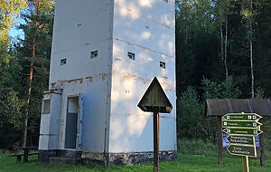 Dieser Wachturm am ehemaligen Todesstreifen im Wald über Probstzella ist erhalten geblieben. Dieser Wachturm am ehemaligen Todesstreifen im Wald über Probstzella ist erhalten geblieben.