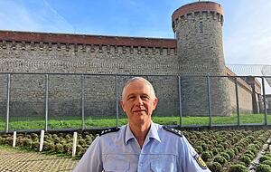 Robert Glaser leitet die Sicherheitsgruppe der Justiz seit zwei Jahren. Die Gruppe hat ihren Sitz direkt neben der Justizvollzugsanstalt Bruchsal. Robert Glaser leitet die Sicherheitsgruppe der Justiz seit zwei Jahren. Die Gruppe hat ihren Sitz direkt neben der Justizvollzugsanstalt Bruchsal.