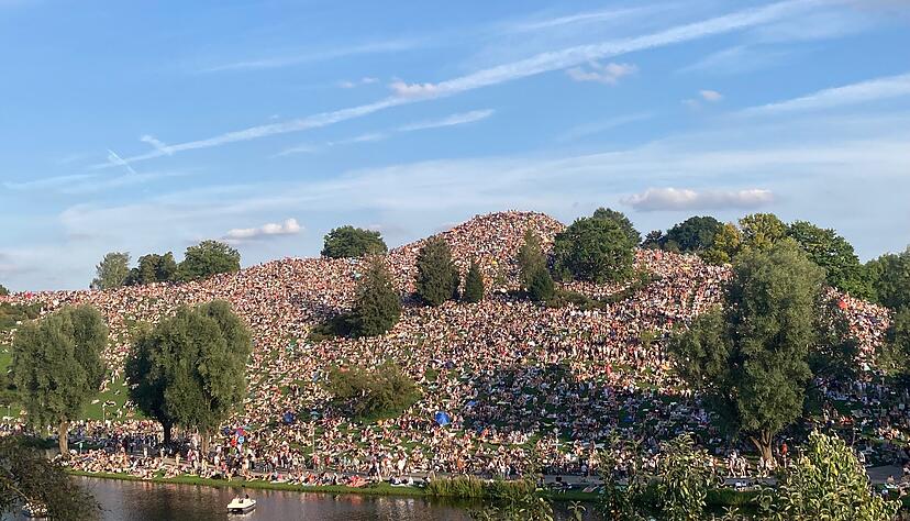 Tausende Fans verfolgen das Konzert vom Berg im Olympiapark aus. Coldplay-Sänger Chris Martin begrüßt während des Auftritts auch die „people on the hill“ – die Menschen auf dem Berg. Tausende Fans verfolgen das Konzert vom Berg im Olympiapark aus. Coldplay-Sänger Chris Martin begrüßt während des Auftritts auch die „people on the hill“ – die Menschen auf dem Berg.