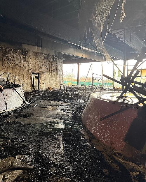 Das Innere des stark zerstörten Spaßbads Miramar - fotografiert wurde aus der Therme mit Blick in Richtung Außenbereich. "Der Schock sitzt tief – erst heute wird uns das volle Ausmaß dessen bewusst, was passiert ist", schrieben die Betreiber wenige Tage nach dem Brand auf der Social-Media-Plattform "Instagram".