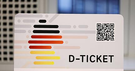 Für sehr viele Pendlerinnen und Pendler, die schon jetzt auf Busse und Bahnen setzen, dürfte das Deutschlandticket künftig der Fahrschein der Wahl sein. Für sehr viele Pendlerinnen und Pendler, die schon jetzt auf Busse und Bahnen setzen, dürfte das Deutschlandticket künftig der Fahrschein der Wahl sein.