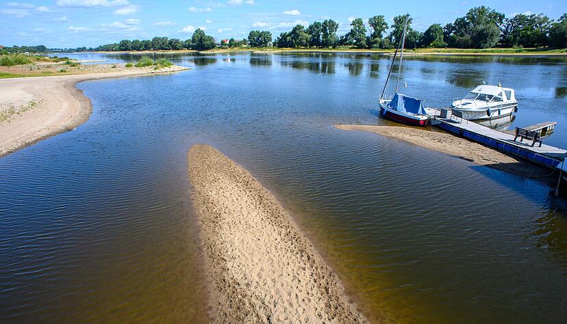 Immer wieder führt Trockenheit zu stark sinkenden Wasserpegeln in Flüssen und Seen. (Archivbild) Immer wieder führt Trockenheit zu stark sinkenden Wasserpegeln in Flüssen und Seen. (Archivbild)