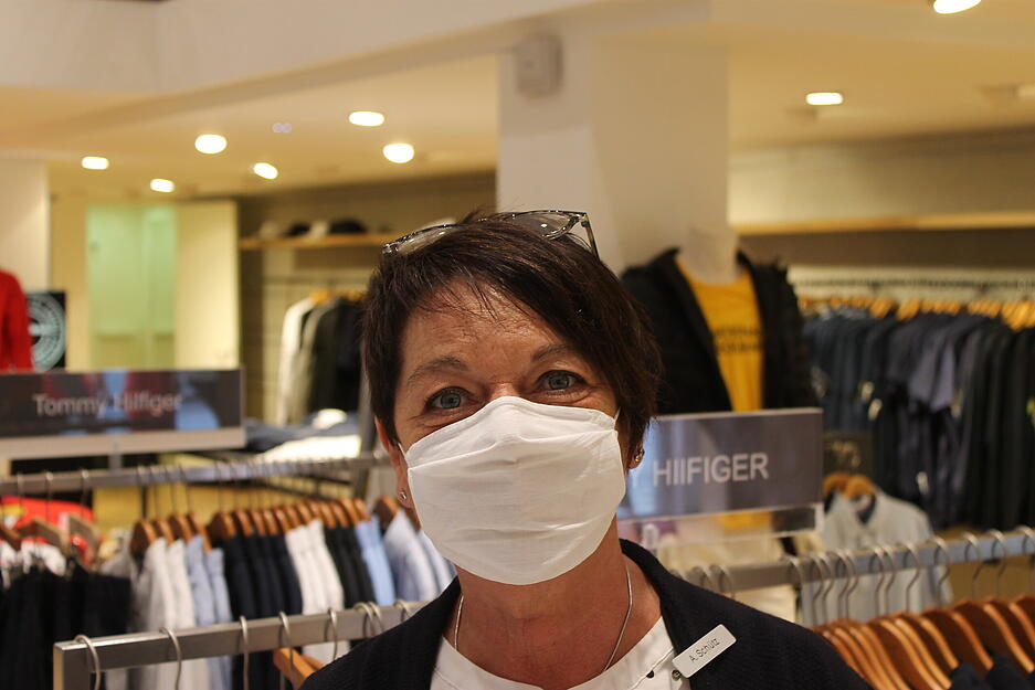 Anja Schütz (Verkäuferin bei Palm): Solange genug Abstand gehalten wird, finde ich mehr Kunden in Ordnung. Dass es in letzter Zeit weniger Kunden waren, gefiel mir nicht. Ich verkaufe gerne. Ich glaube auch nicht, dass zu viele Kunden kommen, viele Kunden sind doch vorsichtig. Anja Schütz (Verkäuferin bei Palm): Solange genug Abstand gehalten wird, finde ich mehr Kunden in Ordnung. Dass es in letzter Zeit weniger Kunden waren, gefiel mir nicht. Ich verkaufe gerne. Ich glaube auch nicht, dass zu viele Kunden kommen, viele Kunden sind doch vorsichtig.