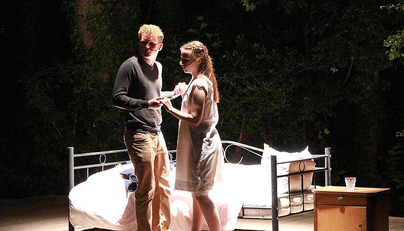 Eine Liebe, die tragisch endet: Faust (Christian Clavadetscher) und Gretchen (Annie Koffler).