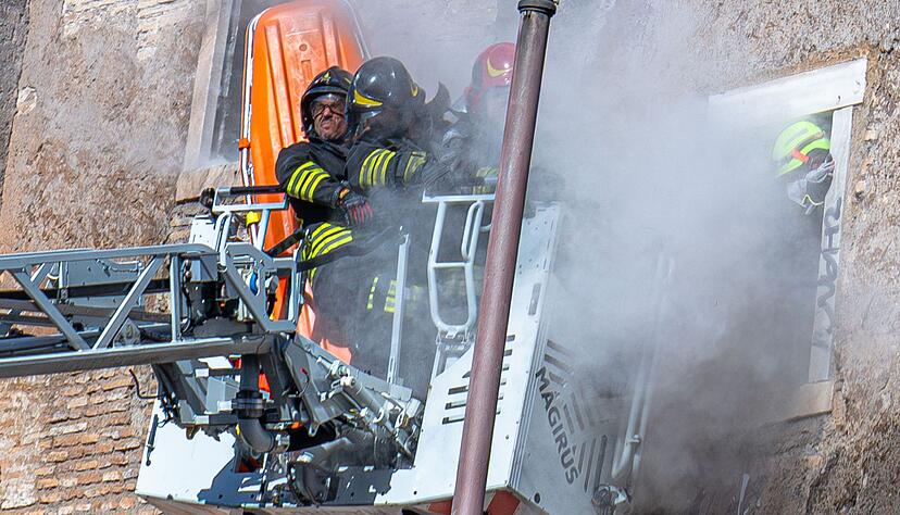 Während des Rettungseinsatzes der Feuerwehr stürzte ein weiterer Teil des Turms ein. Während des Rettungseinsatzes der Feuerwehr stürzte ein weiterer Teil des Turms ein.