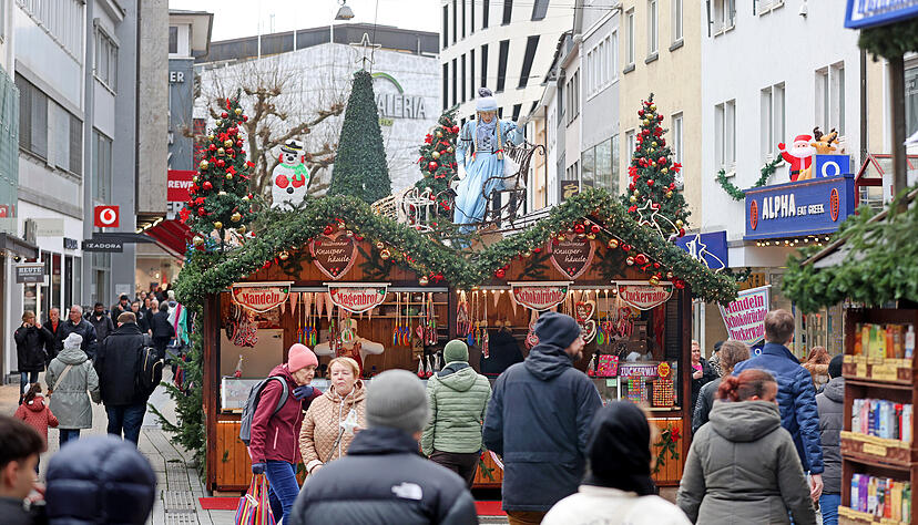 Der Heilbronner Weihnachtsmarkt endet am 22. Dezember 2024. An insgesamt 65 Hütten gibt es Kulinarisches, Handwerkskunst und Geschenkideen für das Weihnachtsfest. Der Heilbronner Weihnachtsmarkt endet am 22. Dezember 2024. An insgesamt 65 Hütten gibt es Kulinarisches, Handwerkskunst und Geschenkideen für das Weihnachtsfest.