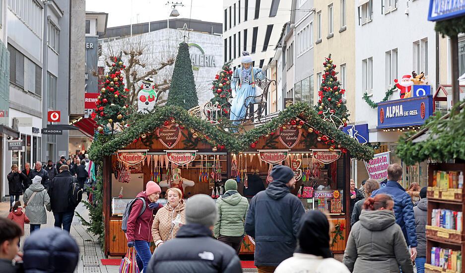 Der Heilbronner Weihnachtsmarkt endet am 22. Dezember 2024. An insgesamt 65 Hütten gibt es Kulinarisches, Handwerkskunst und Geschenkideen für das Weihnachtsfest. Der Heilbronner Weihnachtsmarkt endet am 22. Dezember 2024. An insgesamt 65 Hütten gibt es Kulinarisches, Handwerkskunst und Geschenkideen für das Weihnachtsfest.