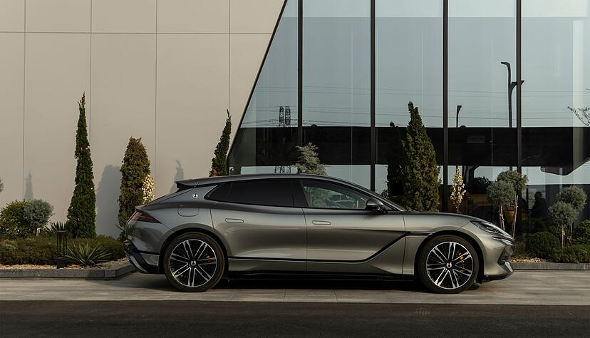 Klassischer Shooting Brake aus Fernost: Der &uuml;ber 5,20 Meter lange Denza Z9 GT m&ouml;chte um Oberklasse-Kunden buhlen.