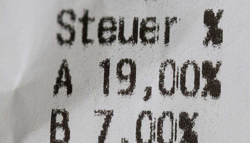 Aktuell liegt die Mehrwertsteuer f&uuml;r die meisten Produkte bei 19 Prozent. (Archivbild)
