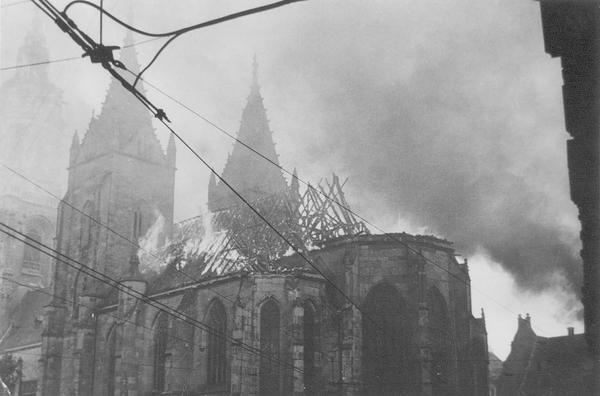 Die Kilianskirche wurde bereits bei dem Luftangriff am 10. September 1944 schwer beschädigt. Blick vom Kiliansplatz auf den brennenden Chor.