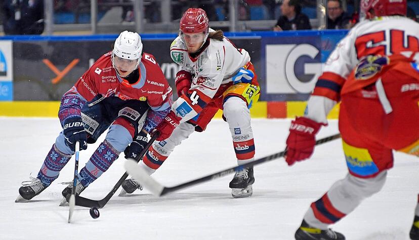 Lukas Wagner (links) sorgt mit seinem Treffer ins leere Deggendorfer Tor zum 6:3-Endstand und damit f&uuml;r den Heimsieg der Heilbronner Falken.
Foto: Mario Berger