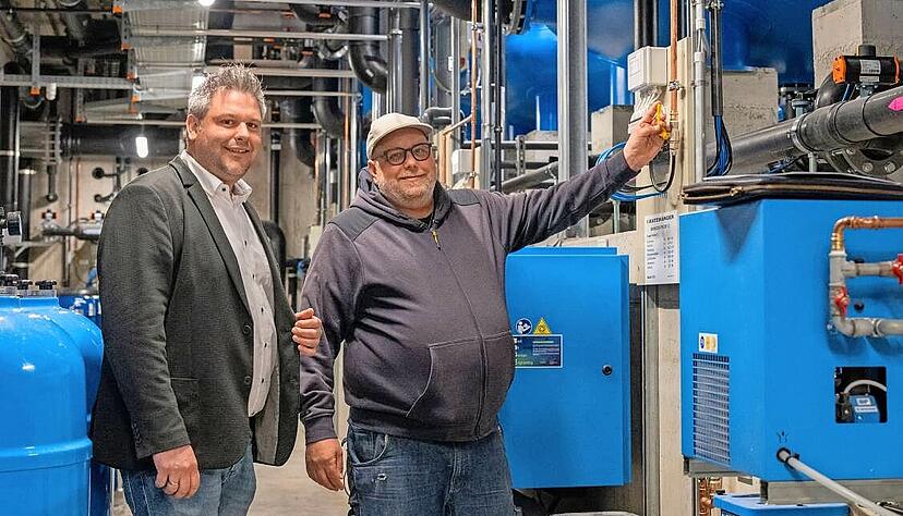 B&uuml;rgermeister Andreas Vierling (links) und Freibadleiter J&uuml;rgen Bock im neuen Technikgeb&auml;ude, wo moderne Filter, Pumpen und Elektrotechnik arbeiten.