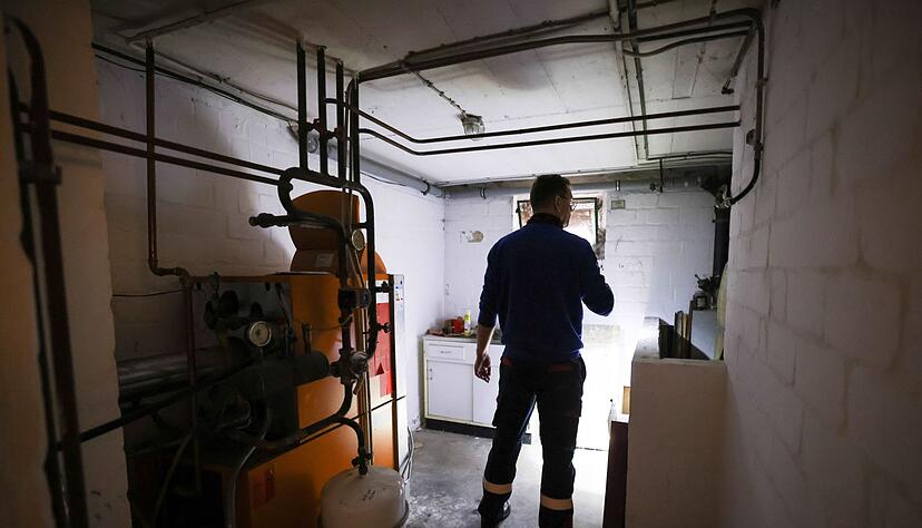 Blick auf eine Ölheizung in einem Heizungskeller. Blick auf eine Ölheizung in einem Heizungskeller.