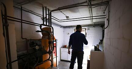 Blick auf eine &Ouml;lheizung in einem Heizungskeller.