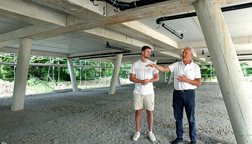 Lars und Rainer Rudolf (von links) erklären, warum das Hotel auf Stützen gebaut ist. Wo die beiden stehen, werden künftig die Gäste parken.