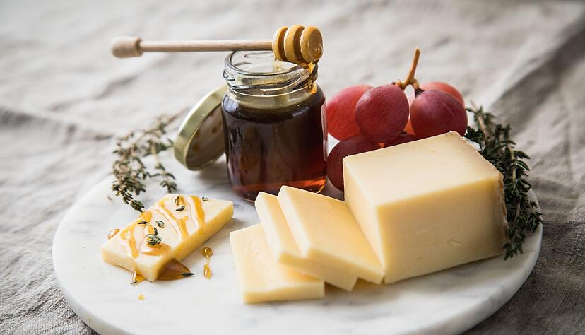 Besitzt der Käse einen ausgeprägten Geschmack, sollte man kein Chutney mit zu vielen Geschmacksrichtungen dazu reichen, sondern eher einen Honig. Was super passt, ist ein länger gereifter Gruyère mit Waldhonig.