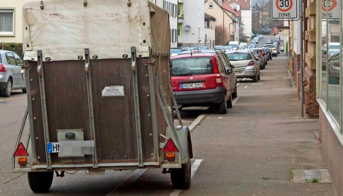 In der Kernerstraße (Foto) soll wie in fünf weiteren Straßen das Parken auf einer Gehwegseite untersagt werden. Autos parken dann auf der Fahrbahn. Foto: Mario Berger In der Kernerstraße (Foto) soll wie in fünf weiteren Straßen das Parken auf einer Gehwegseite untersagt werden. Autos parken dann auf der Fahrbahn. Foto: Mario Berger