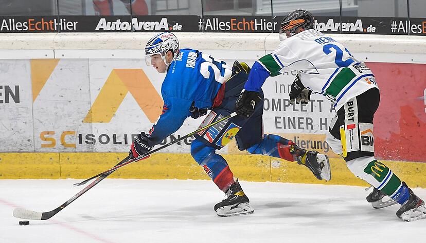Lukas Ribarik (links) von den Heilbronner Falken beim Derby am 17. Januar 2021 im Duell mit Max Renner von den Steelers. Lukas Ribarik (links) von den Heilbronner Falken beim Derby am 17. Januar 2021 im Duell mit Max Renner von den Steelers.