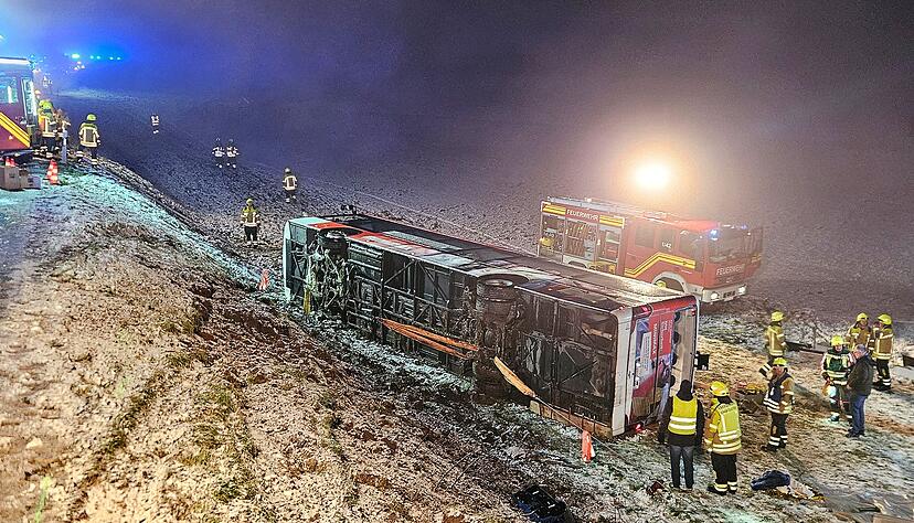 Polizei und Rettungskräfte rücken wegen eines umgekippten Linienbusses aus. Polizei und Rettungskräfte rücken wegen eines umgekippten Linienbusses aus.