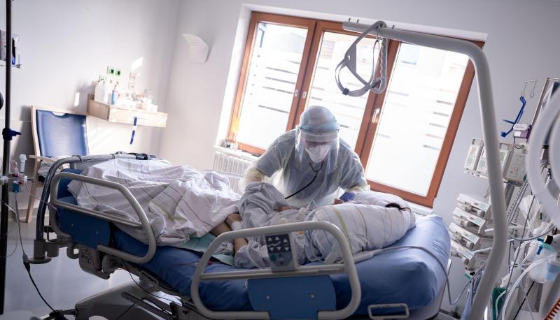 Ein Intensivpfleger arbeitet auf der Intensivstation des Krankenhauses Bethel in Berlin an einer Corona-Patientin. Ein Intensivpfleger arbeitet auf der Intensivstation des Krankenhauses Bethel in Berlin an einer Corona-Patientin.