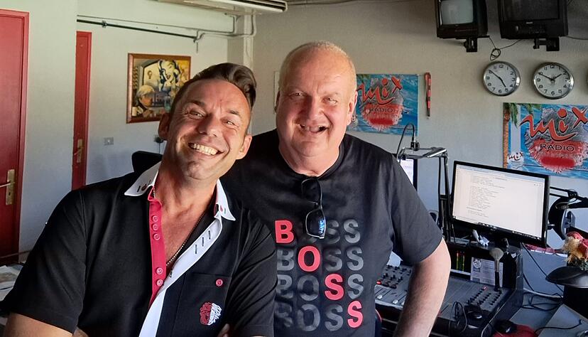 Frank Dignaß (rechts) und Markus Mildner vor Ihrer gemeinsamen Sendung im Studio von Mix Radio Cran Canaria.
Foto: privat Frank Dignaß (rechts) und Markus Mildner vor Ihrer gemeinsamen Sendung im Studio von Mix Radio Cran Canaria.
Foto: privat