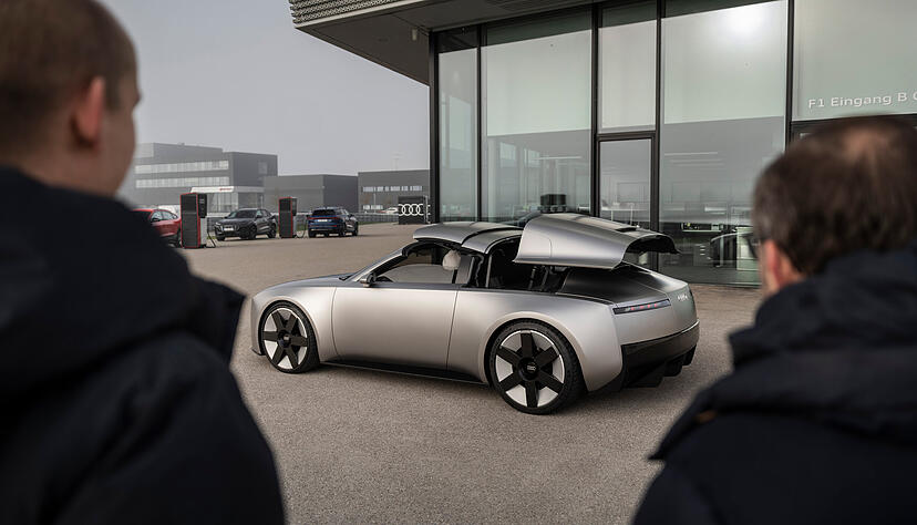 Eine der größten Herausforderungen für das Showcar-Team von Audi war das Verdeck - eine Neukonstruktion, die sich in 15 Sekunden hinter den Sitzen einfaltet. Eine der größten Herausforderungen für das Showcar-Team von Audi war das Verdeck - eine Neukonstruktion, die sich in 15 Sekunden hinter den Sitzen einfaltet.