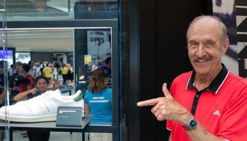 Der frühere Tennis-Star Stan Smith zeigt bei einer Markenausstellung in Herzogenaurach neben «seinem» Schuh. Der frühere Tennis-Star Stan Smith zeigt bei einer Markenausstellung in Herzogenaurach neben «seinem» Schuh.