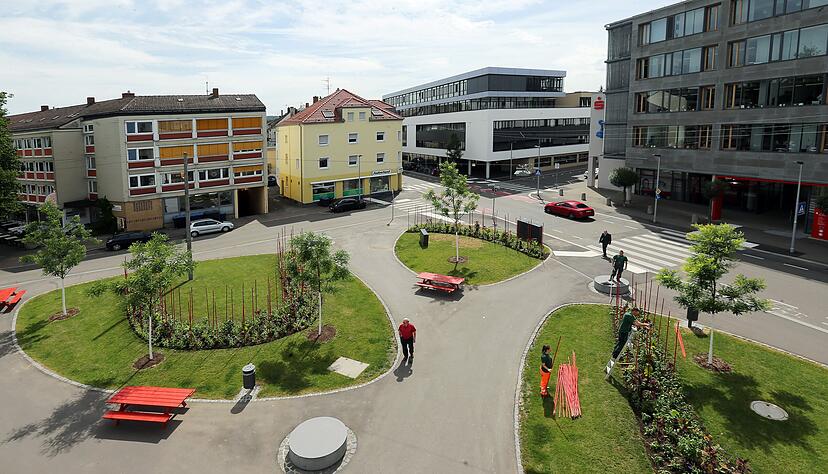 Erst vor wenigen Jahren wurde der kleine Platz zwischen Sparkasse (rechts) und Stimme-Gebäude umgestaltet. Jetzt bekommt er einen neuen Namen.
Foto: Archiv/ Veigel