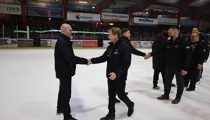 Zollten sich gegenseitig Respekt: Falken-Trainer Frank Petrozza (links) und Scorpions-Coach Kevin Gaudet.