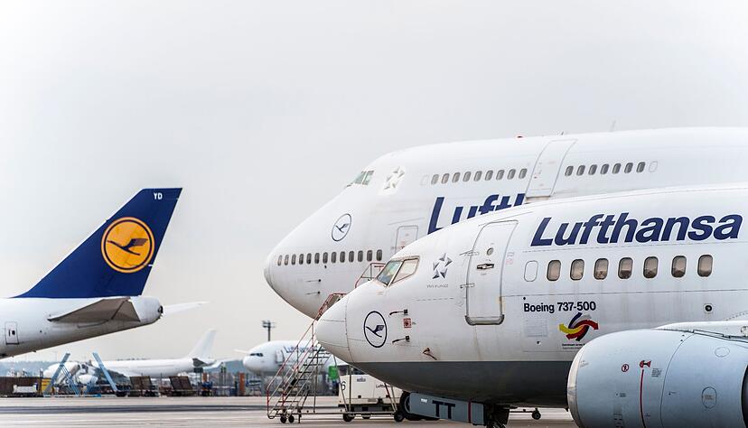 Wegen der gravierenden IT-Panne bei der Lufthansa leitet die Deutsche Flugsicherung Flugzeuge nicht mehr zum Flughafen Frankfurt. Wegen der gravierenden IT-Panne bei der Lufthansa leitet die Deutsche Flugsicherung Flugzeuge nicht mehr zum Flughafen Frankfurt.