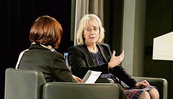 Professorin Elisabeth Märker-Hermann (rechts) im Gespräch mit Iris Baars-Werner, der stellvertretenden Stimme-Chefredakteurin.Foto: Guido Sawatzki
