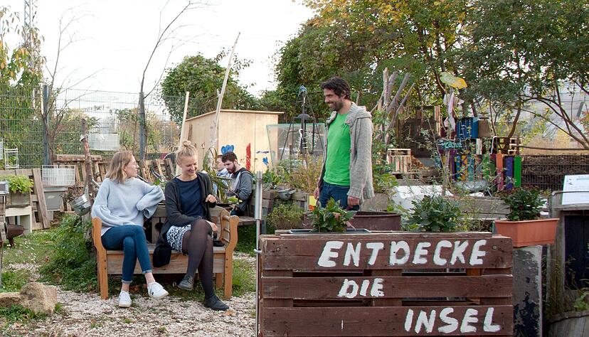Gr&uuml;nder Petzold (r) im Gemeinschaftsgarten. Foto: Larissa Schwedes/Archiv