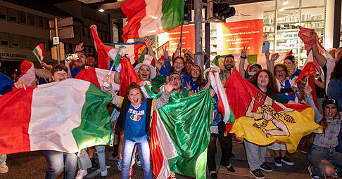 Autokorso auf der Weinsberger Straße - Italiener feiern den EM Titelgewinn Autokorso auf der Weinsberger Straße - Italiener feiern den EM Titelgewinn