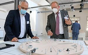 Spielen eine Runde Schrauben-Gl&uuml;cksrad: Harald Hacker, Gesch&auml;ftsf&uuml;hrer der Schraubenfabrik Kupferzell (l.), und Martin Schneider, Gesch&auml;ftsf&uuml;hrer von Mefa.