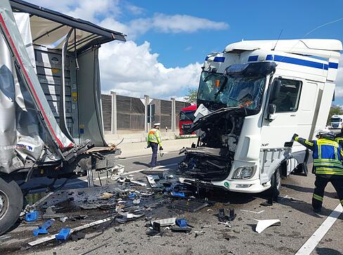 Bei einem Unfall auf der A81 ist das F&uuml;hrerhaus eines Lkws komplett eingedr&uuml;ckt worden.