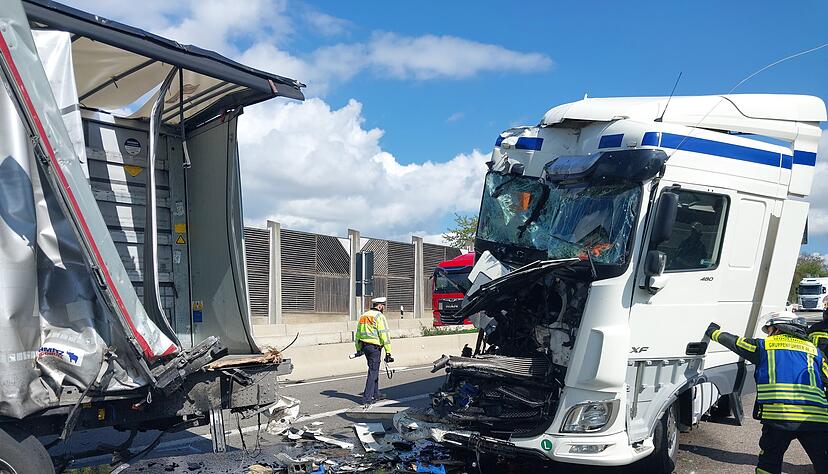 Bei einem Unfall auf der A81 ist das F&uuml;hrerhaus eines Lkws komplett eingedr&uuml;ckt worden.