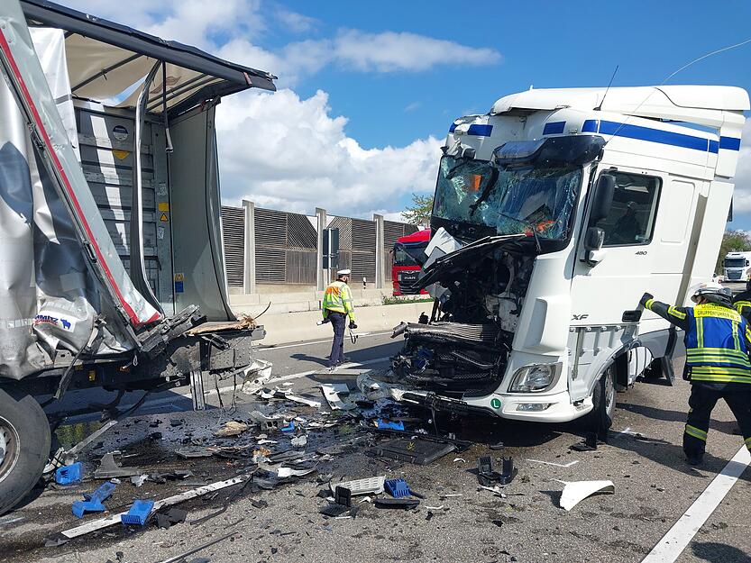 Bei einem Unfall auf der A81 ist das F&uuml;hrerhaus eines Lkws komplett eingedr&uuml;ckt worden.