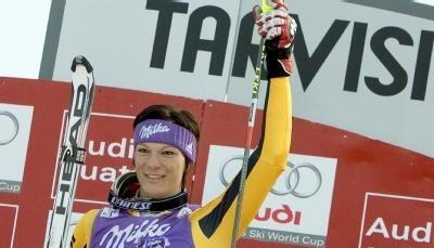 Maria Riesch feiert ihren Kombi-Sieg in Tarvisio.