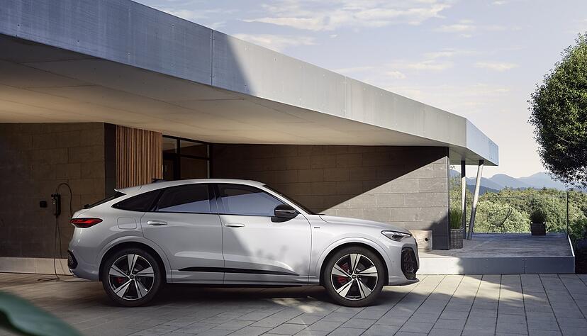 Das SUV-Coup&eacute; Q5 Sportback von Audi kostet als Plug.in-Hybrid in der 220 kW-Variante ab 65.900 Euro, mit 270 kW Leistung sind es 74.300 Euro.
