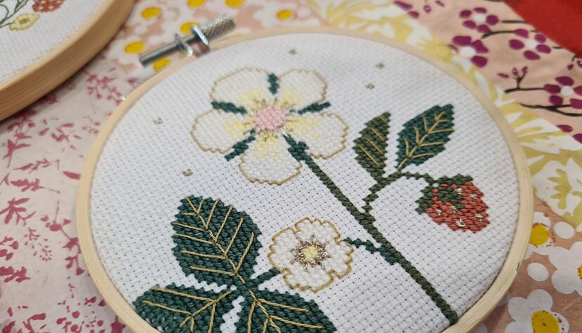 Stickereien wie diese Erdbeerpflanze haben die Creativeworld Trends 2025 unter anderem präsentiert. Stickereien wie diese Erdbeerpflanze haben die Creativeworld Trends 2025 unter anderem präsentiert.