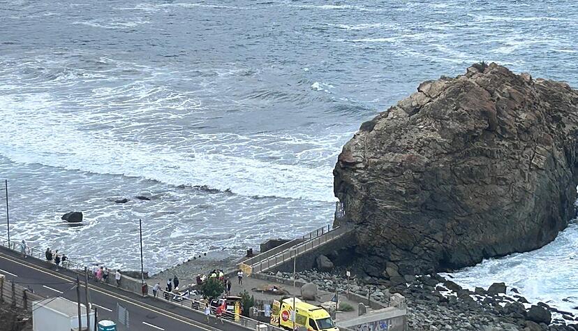 Die bei Urlaubern beliebten Kanarischen Inseln vor der Westküste Nordafrikas werden im Herbst und Winter oft von sehr hohen Wellen getroffen, die durch Stürme weit draußen im Atlantik entstehen. Für Menschen, die sich an Hafenmauern oder auf Uferpromenaden aufhalten, kann das verheerende Folgen haben.