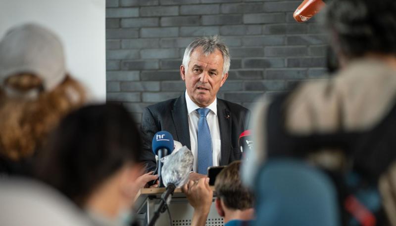 Der Frankfurter Polizeipräsident Gerhard Bereswill nimmt Stellung zu den gewalttätigen Krawallen in der Nacht zum Sonntag auf dem Opernplatz der Stadt. Der Frankfurter Polizeipräsident Gerhard Bereswill nimmt Stellung zu den gewalttätigen Krawallen in der Nacht zum Sonntag auf dem Opernplatz der Stadt.