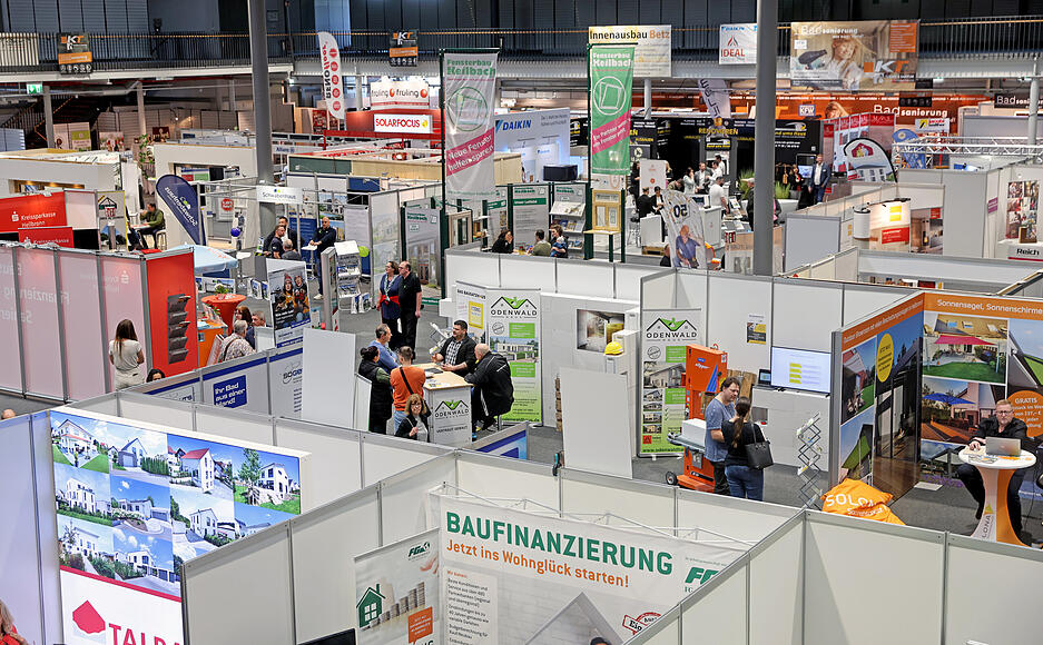 Aussteller bieten Informationen bei Baumesse im Redblue